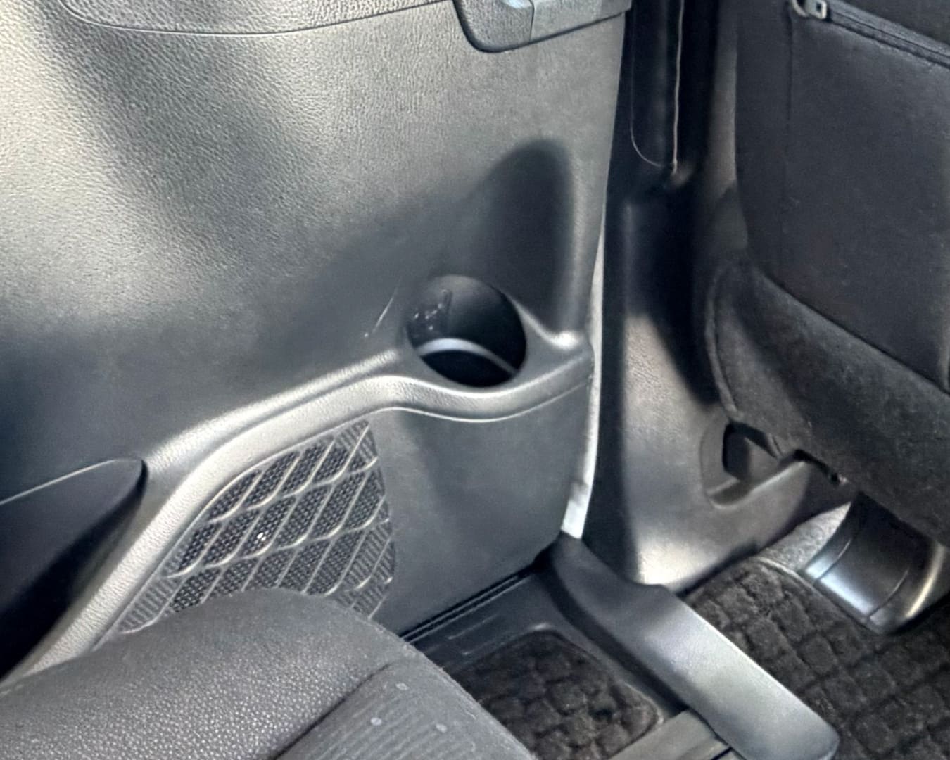 ヴォクシー 2列目 助手席側ドリンクホルダー