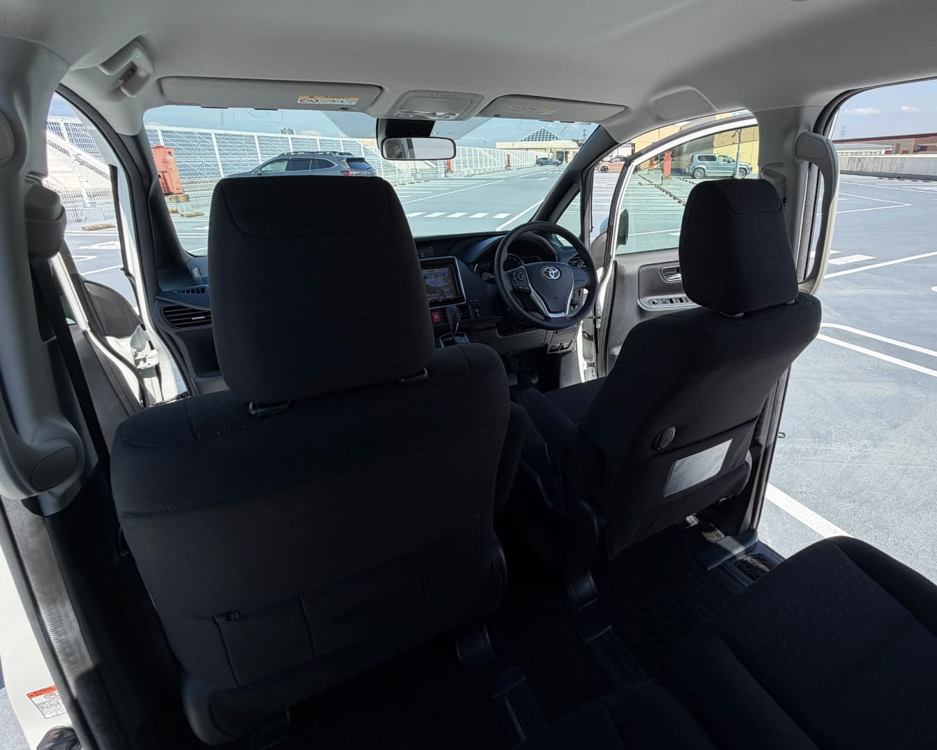 ヴォクシー 2列目シートに座った視点