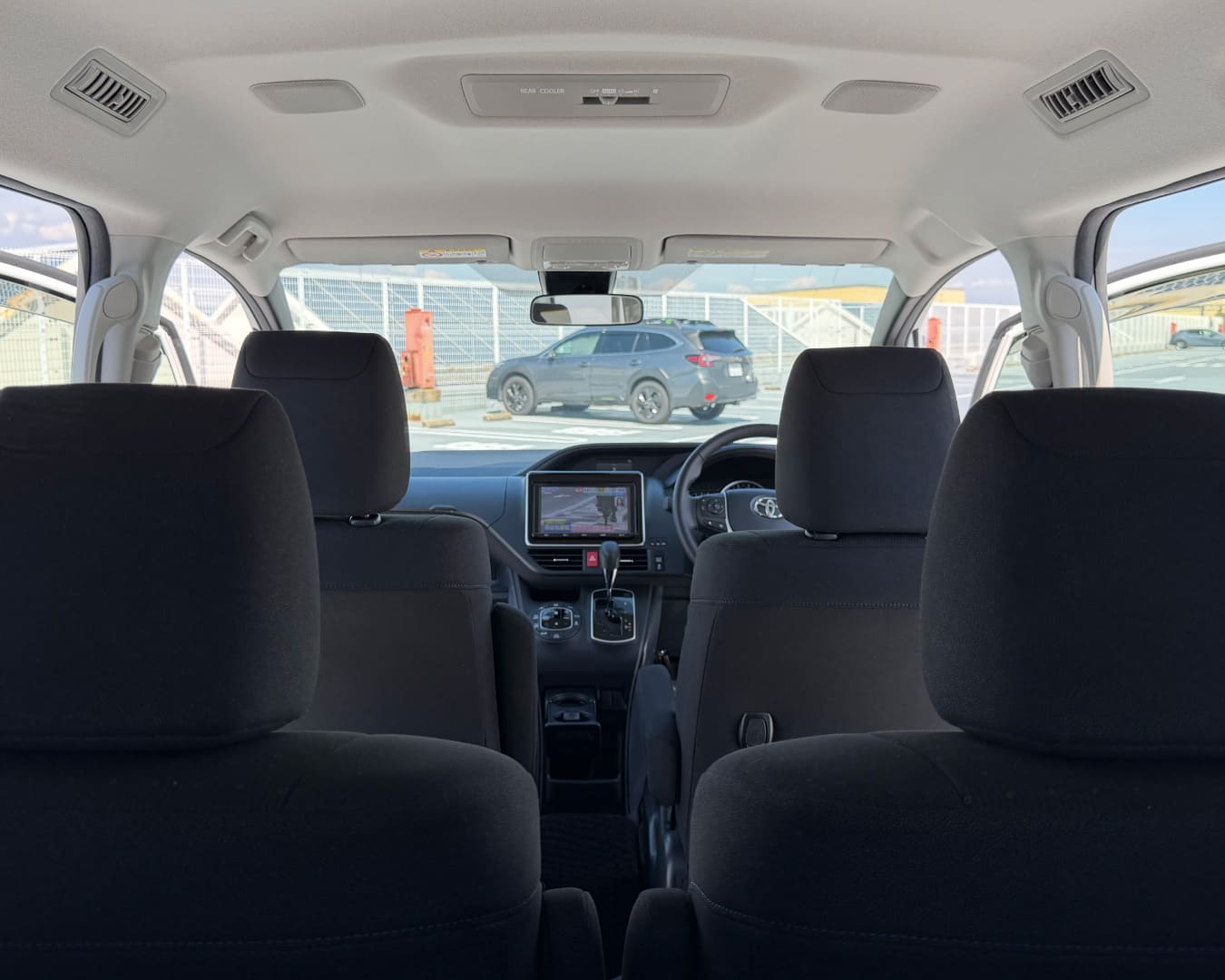 ヴォクシー 3列目シートから前方を見渡した視点