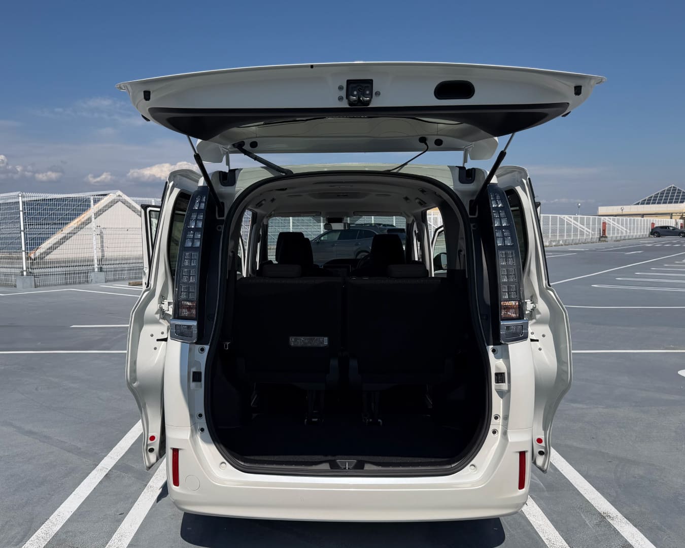 ヴォクシー 全ドア・リアゲート開放 真後ろから