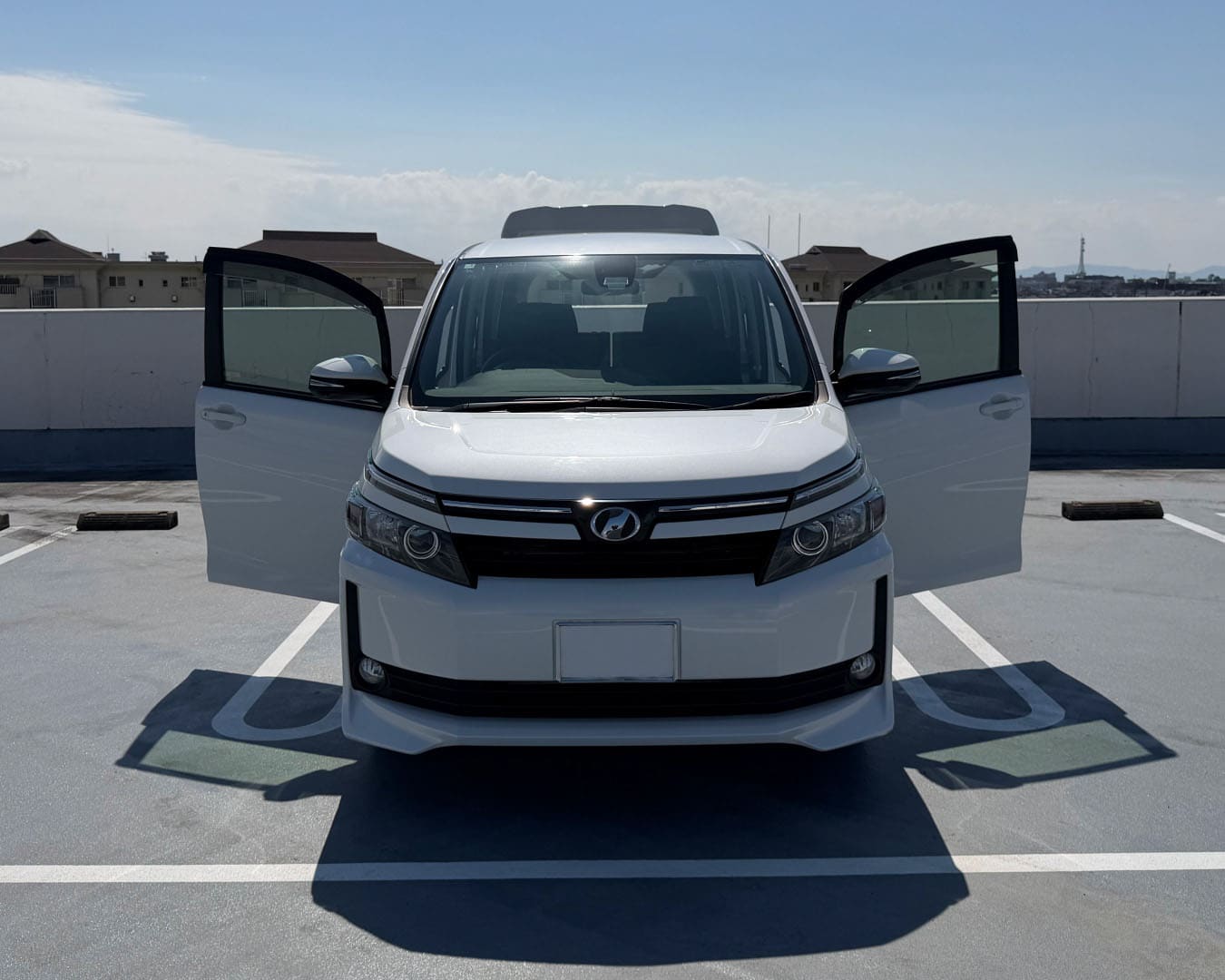 ヴォクシー 全ドア・リアゲート開放 正面から