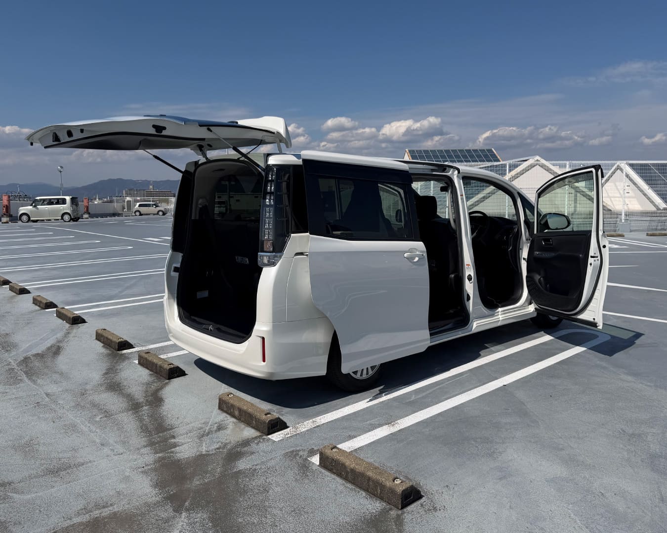 ヴォクシー 全ドア・リアゲート開放 運転席側後部斜めから