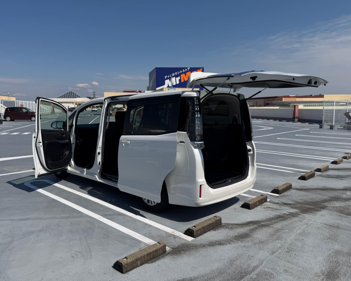 ヴォクシー 全ドア・リアゲート開放 助手席側後部斜めから