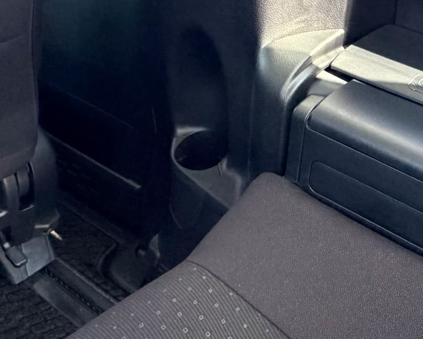 ヴォクシー 3列目 運転席側ドリンクホルダー