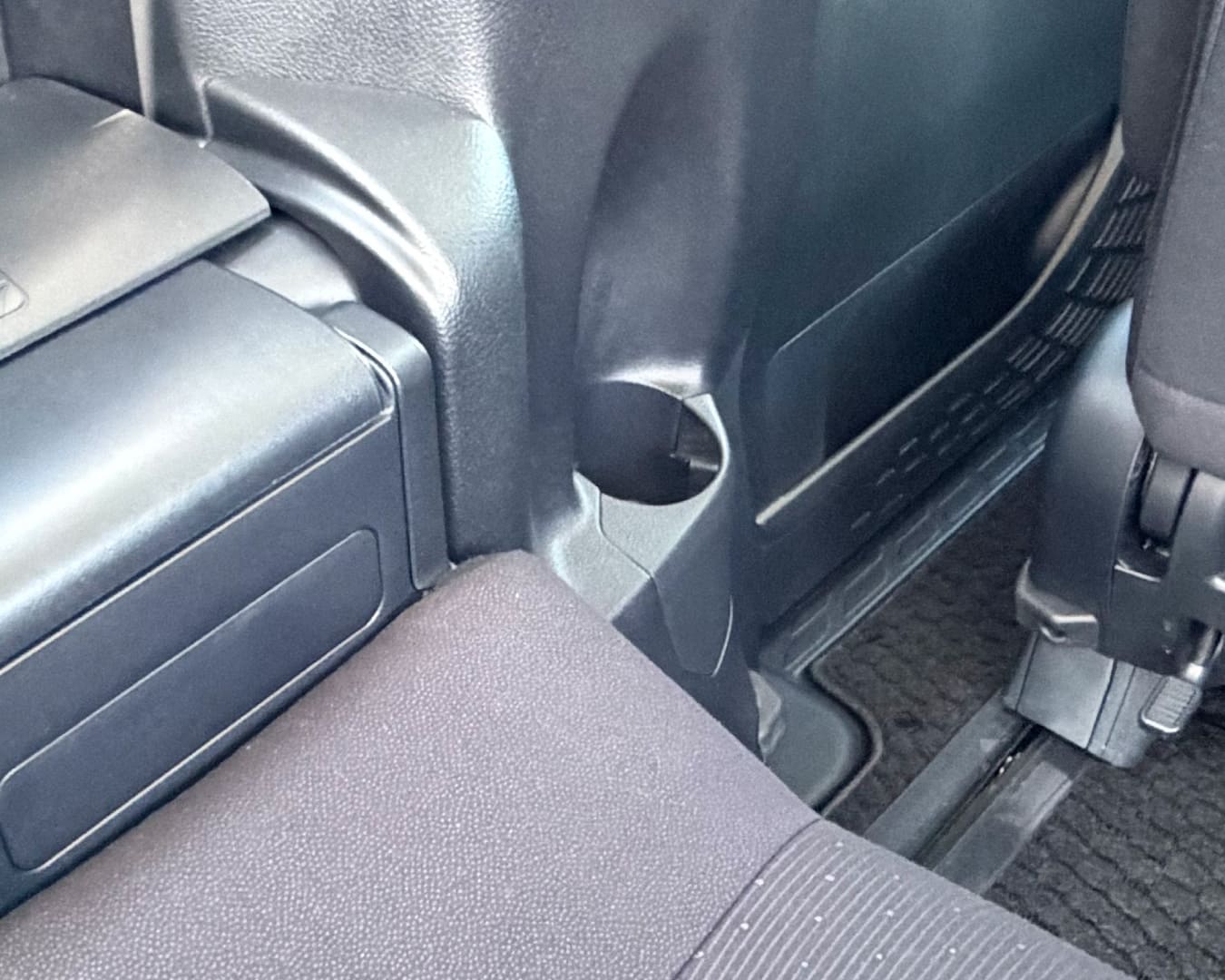 ヴォクシー 3列目 助手席側ドリンクホルダー