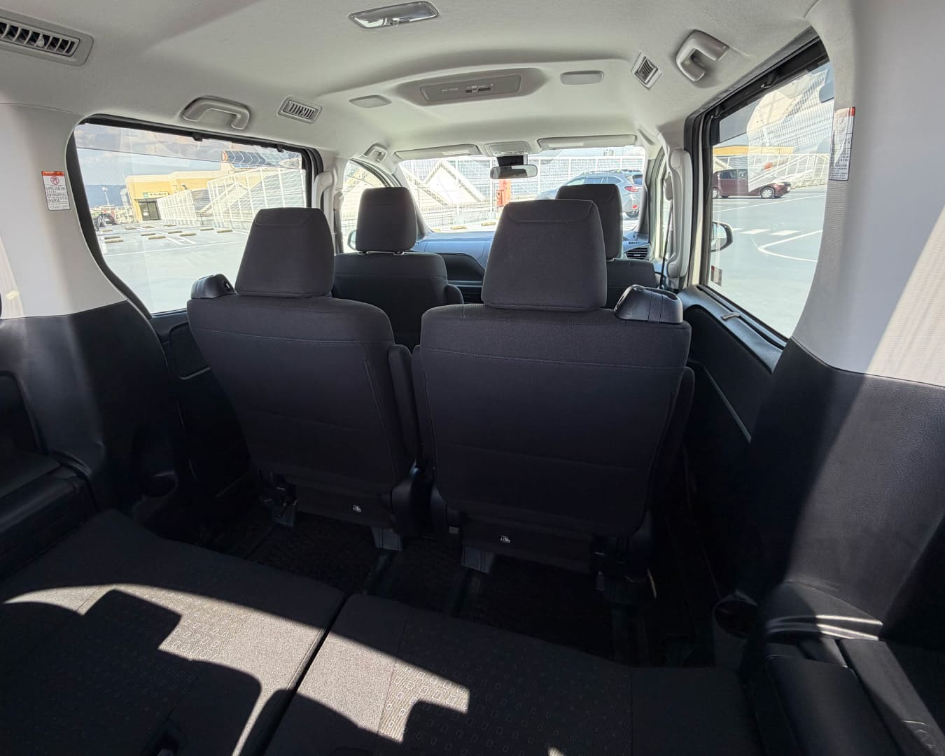 ヴォクシー 3列目シート 運転席側着座イメージ