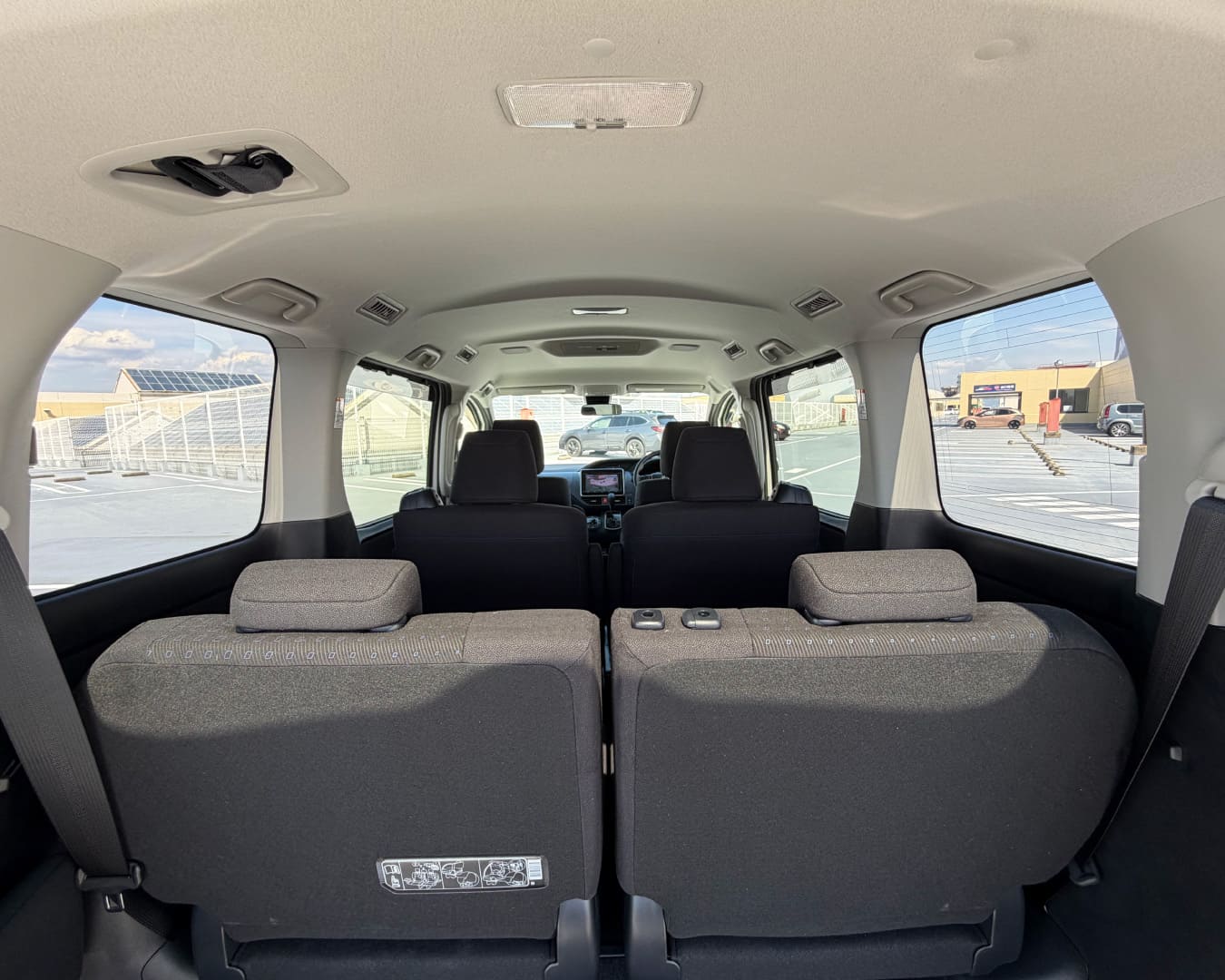 ヴォクシー 3列目後方から室内を見渡した画像