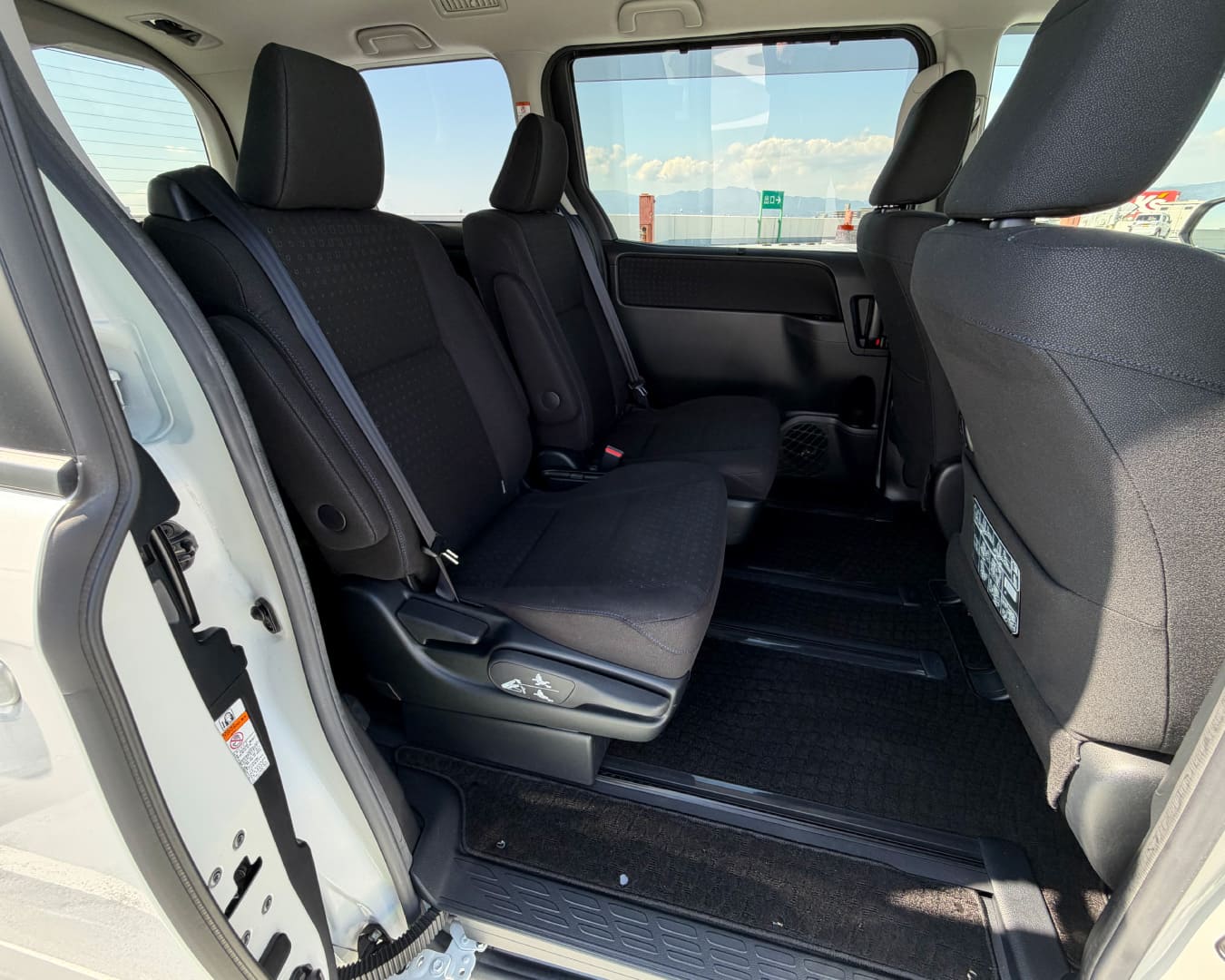 ヴォクシー 2列目独立シート スライド位置を変えた状態