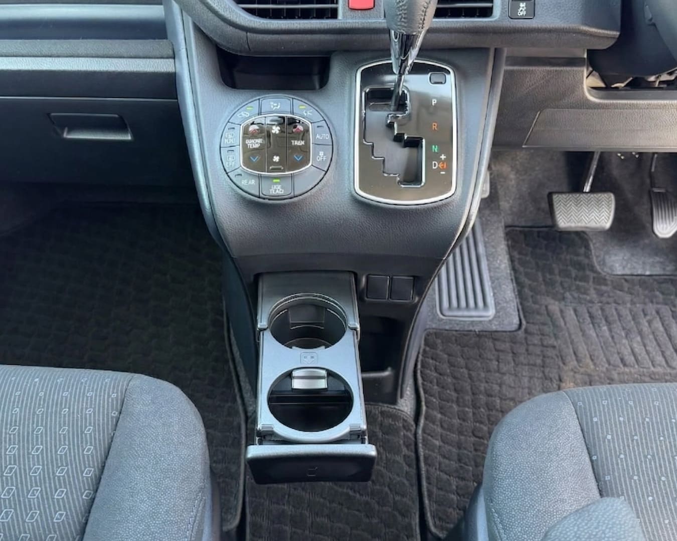 ヴォクシー センターコンソール ドリンクホルダー・シフトレバー・空調ボタン