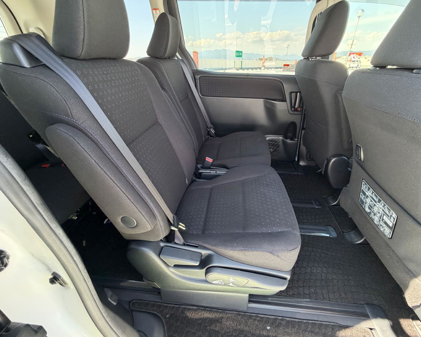 ヴォクシー 2列目シート 運転席側電動スライドドアを開けた状態