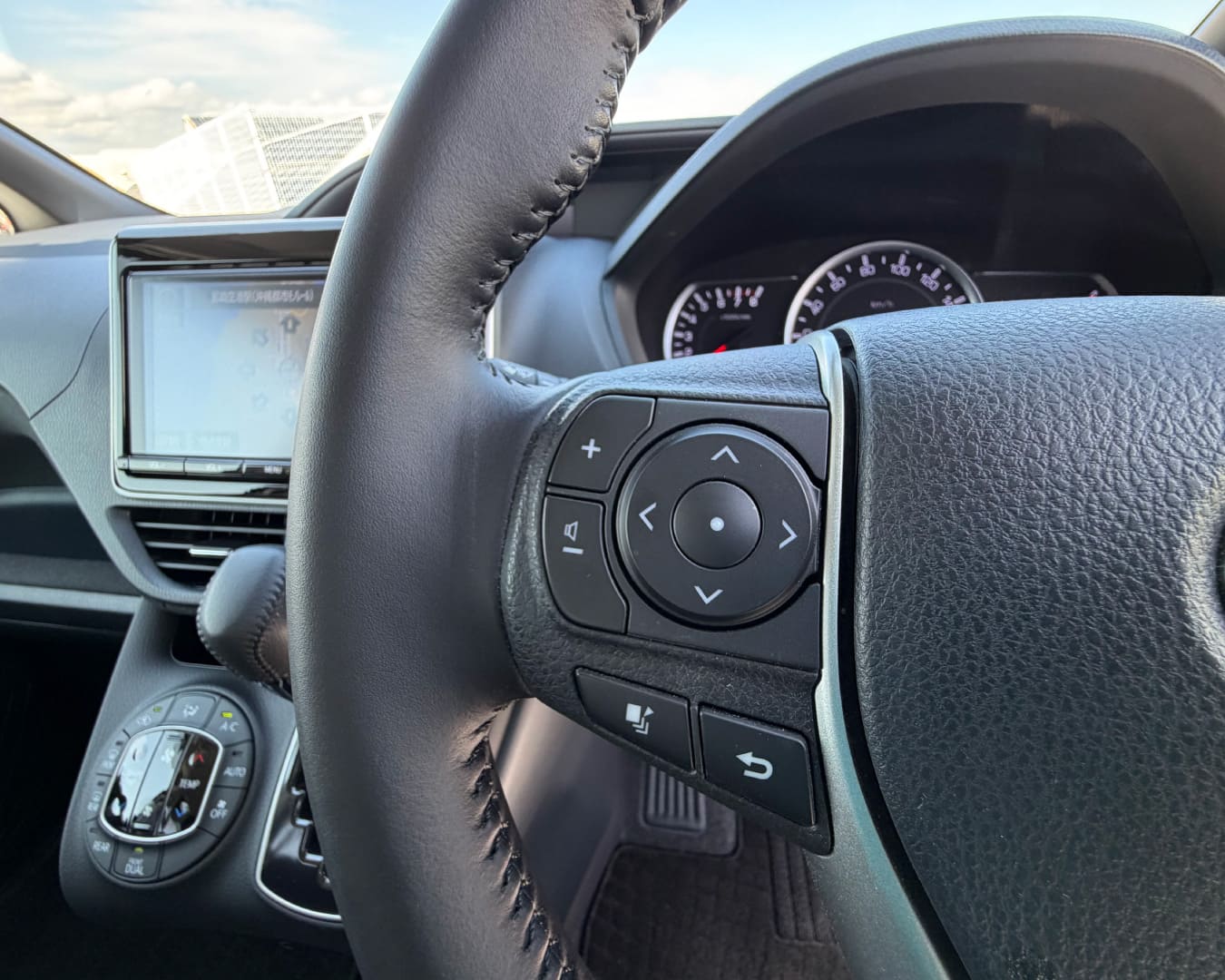 ヴォクシー ハンドル ナビコントロールボタン