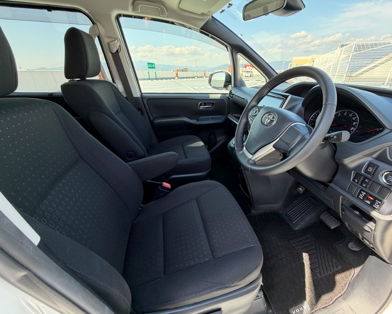 ヴォクシー 運転席からの室内視点