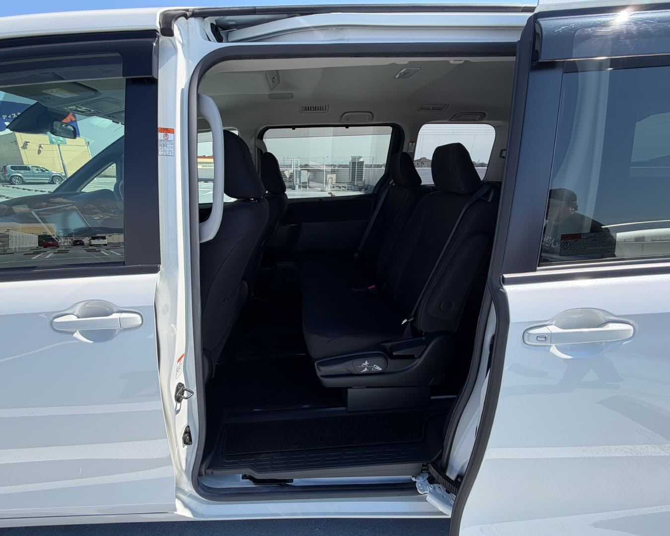 ヴォクシー 2列目シート 助手席側スライドドアを開けて撮影