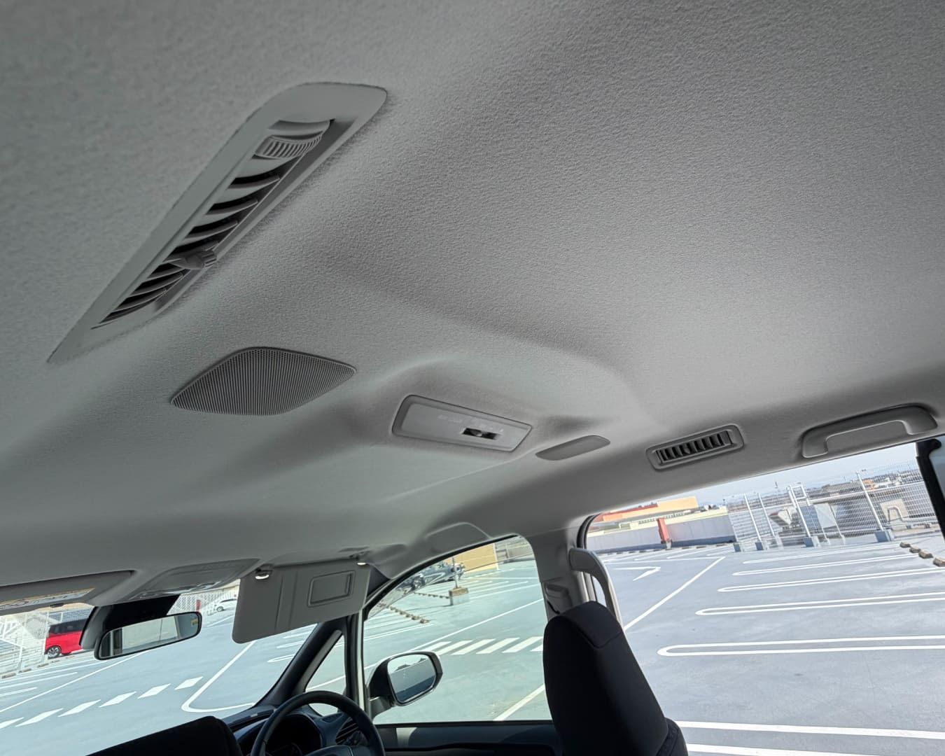 ヴォクシー 2列目上部エアコン吹き出し口・操作ボタン・天井スピーカー