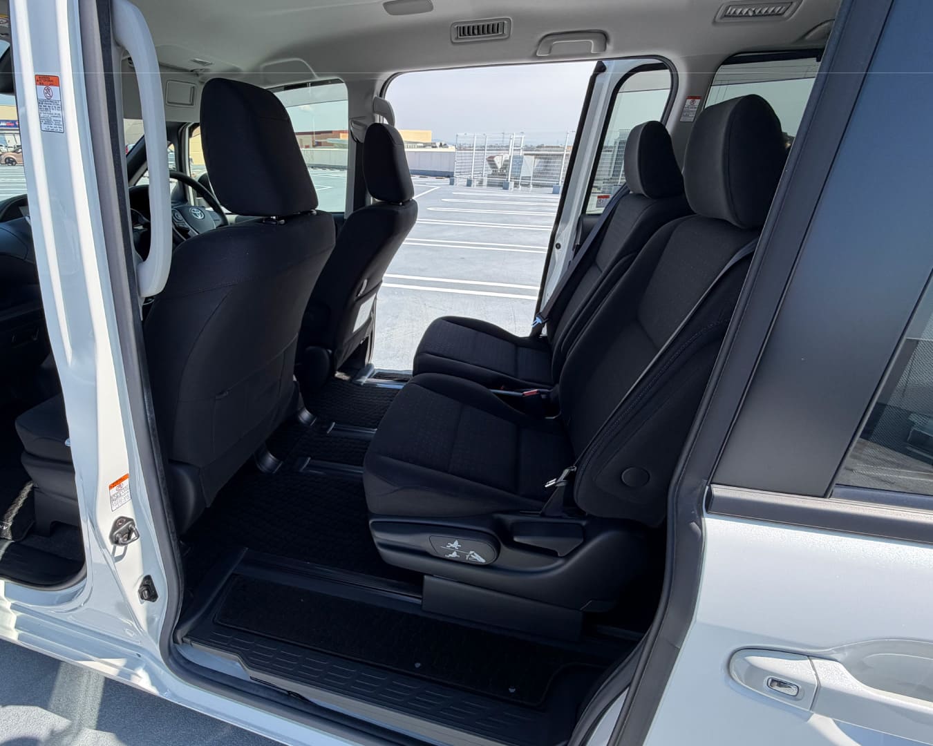 ヴォクシー 2列目シート 両側スライドドアを開けた状態