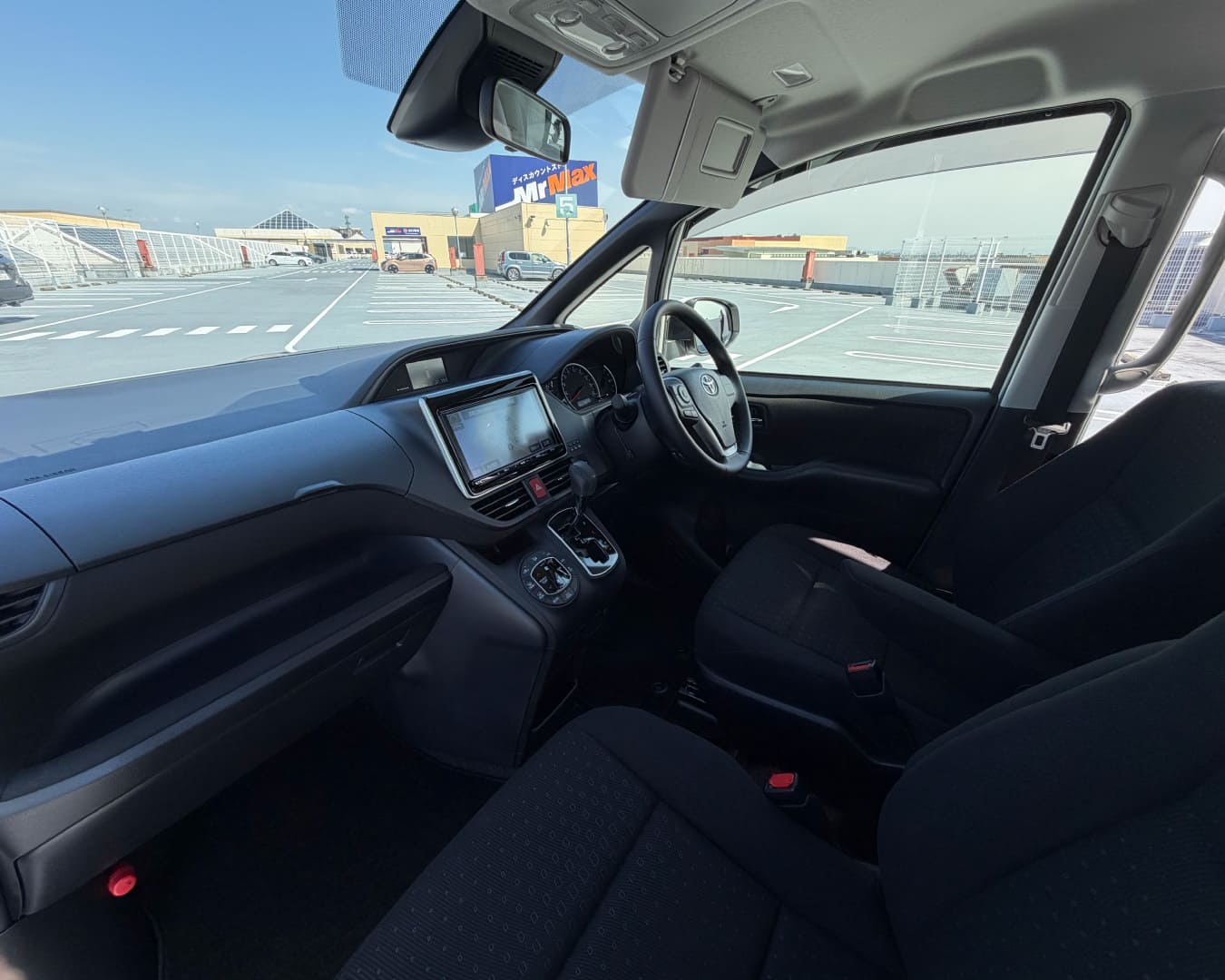 ヴォクシー 助手席から運転席を見た視点