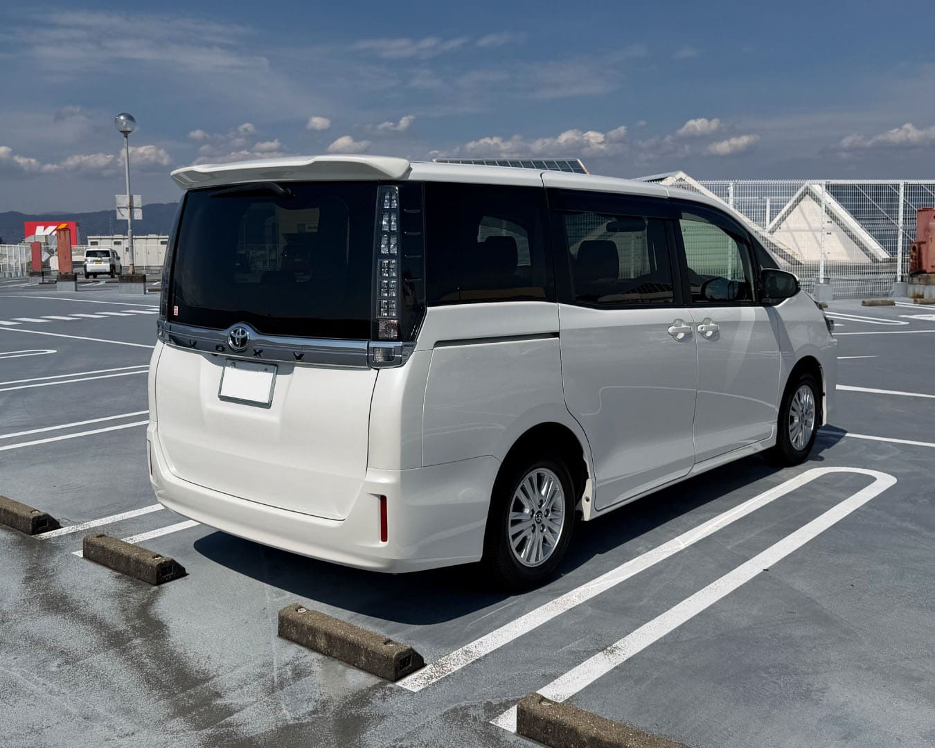 ヴォクシー 外観 運転席側斜め後方から