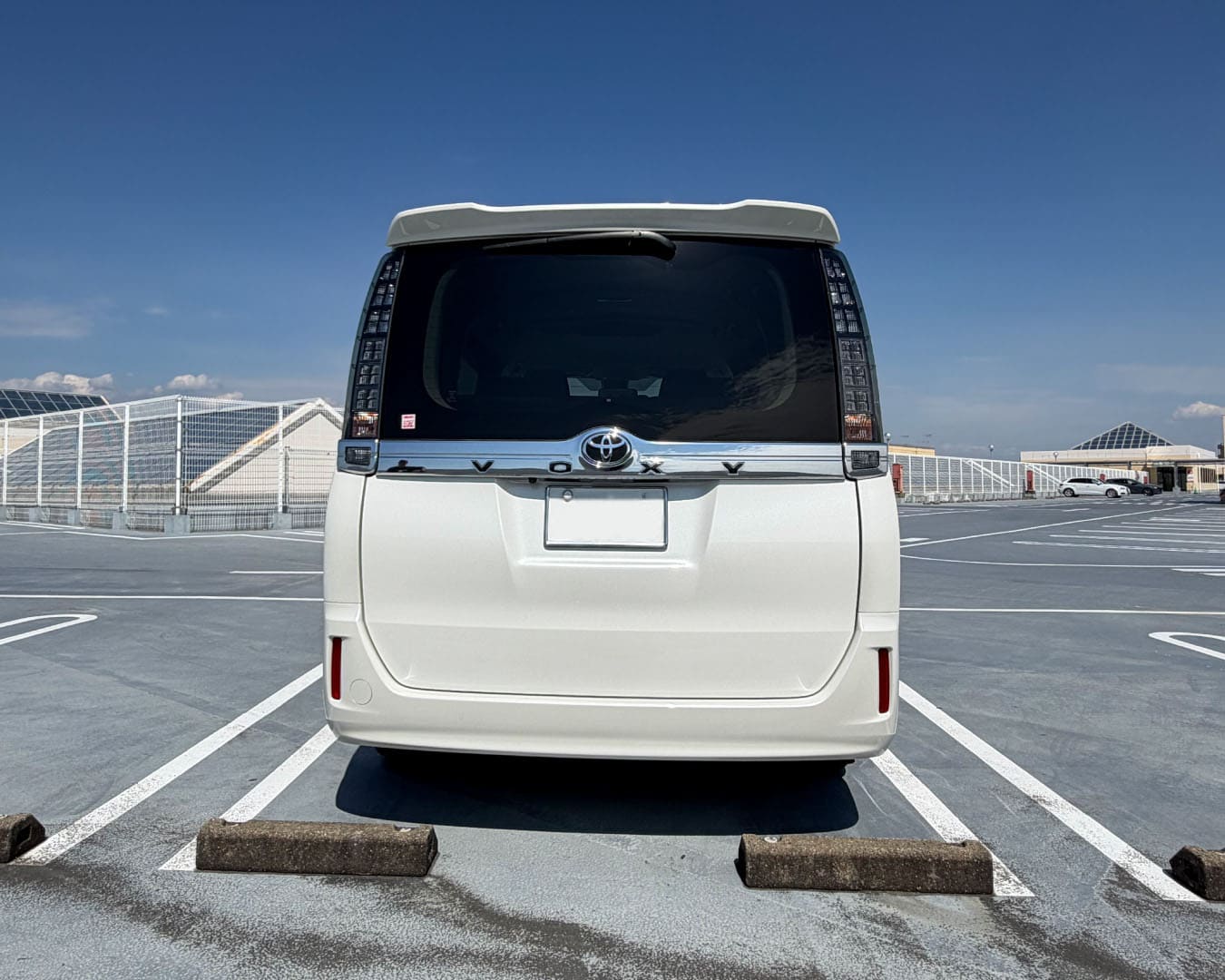 ヴォクシー 外観 真後ろから