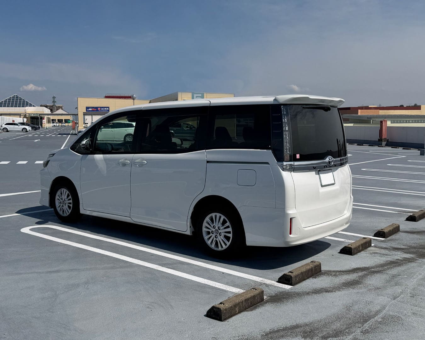 ヴォクシー 外観 助手席側斜め後方から