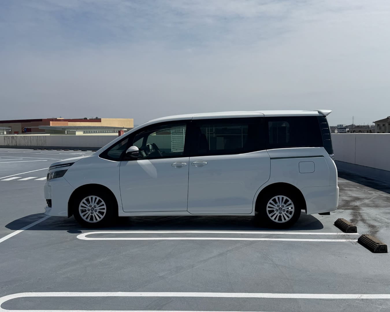 ヴォクシー 外観 助手席側真横から