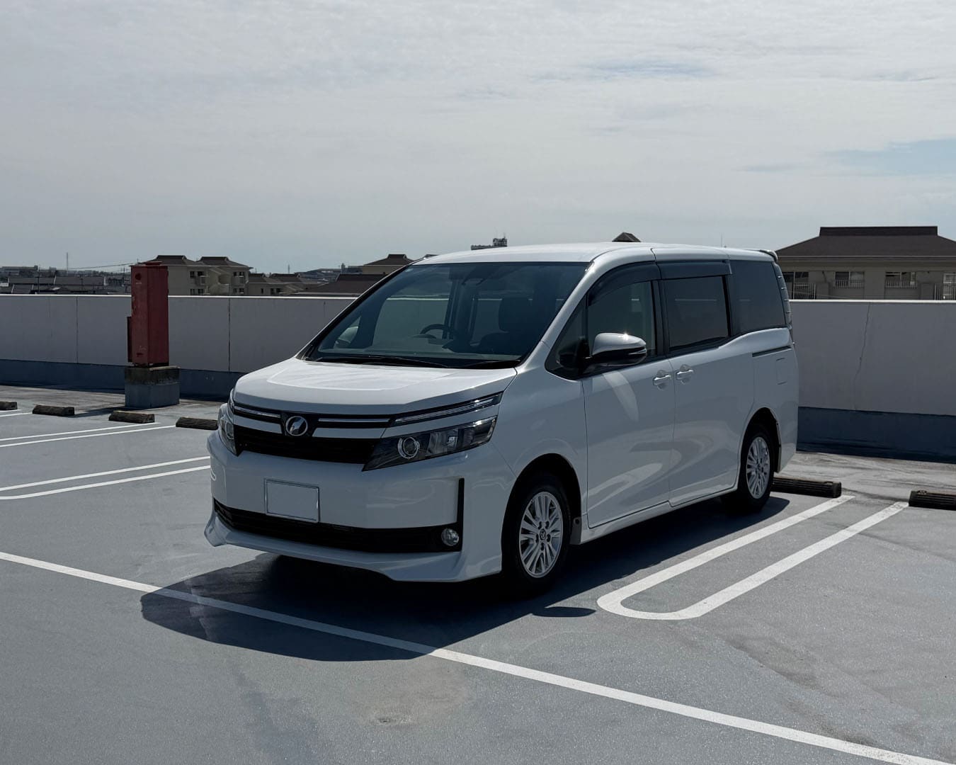 ヴォクシー 外観 助手席側前方斜めから