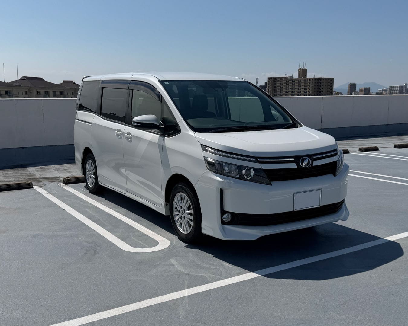 ヴォクシー 外観 運転席側前方斜めから