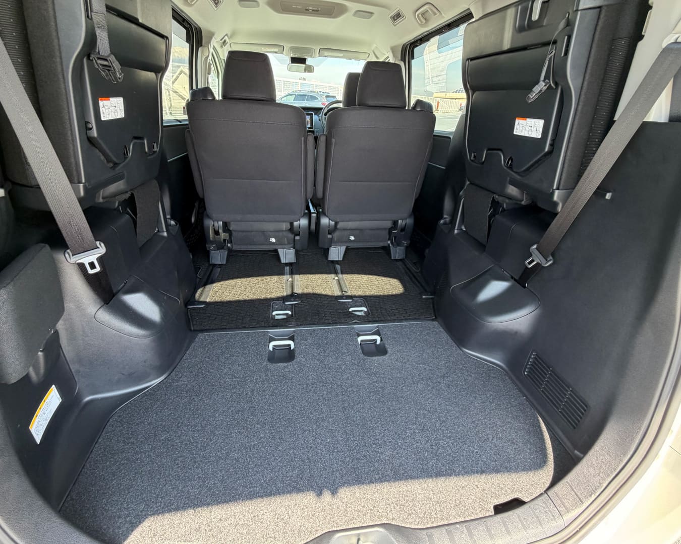 ヴォクシー 3列目シート跳ね上げ 広々荷室