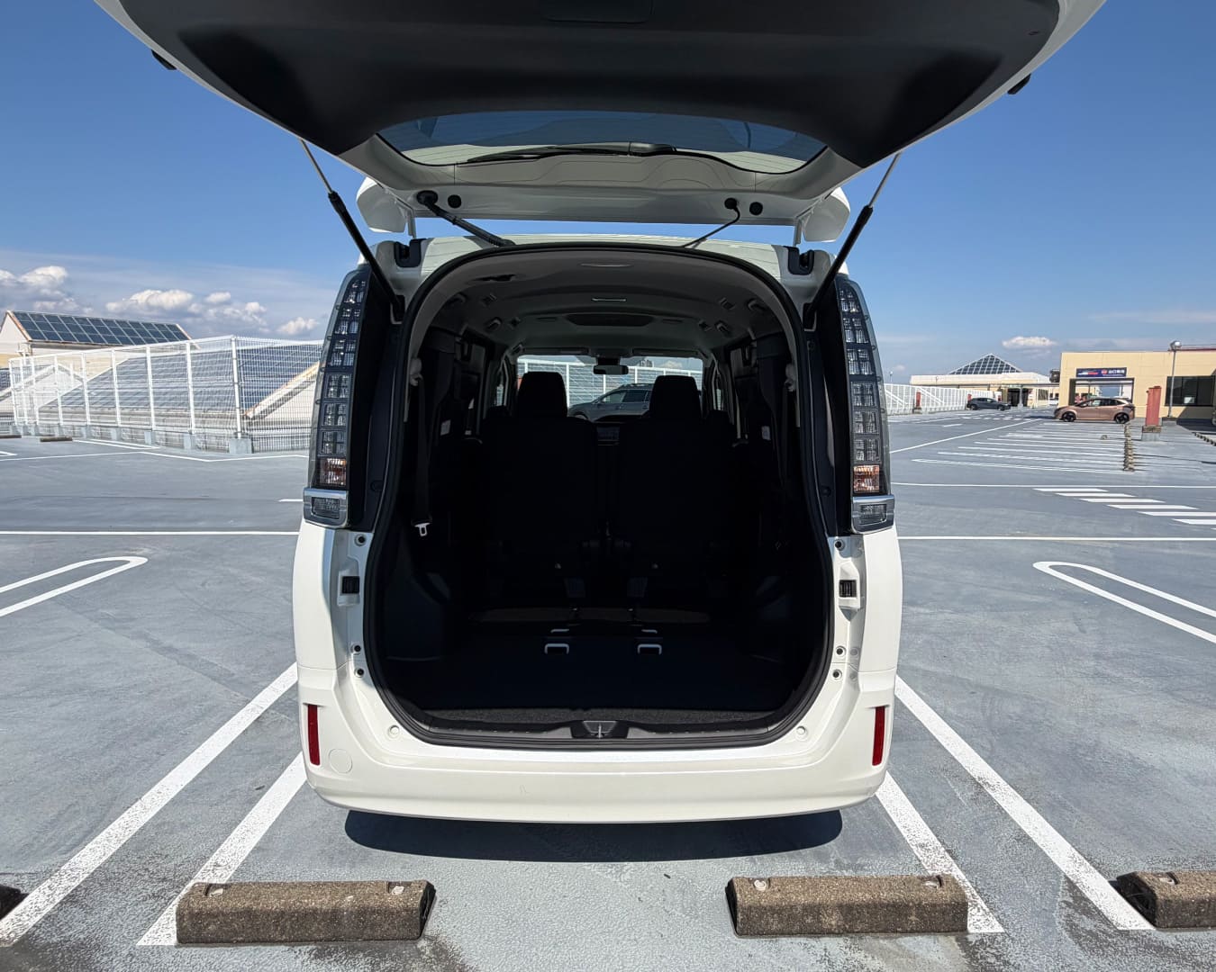 ヴォクシー リアゲート開放 後方から