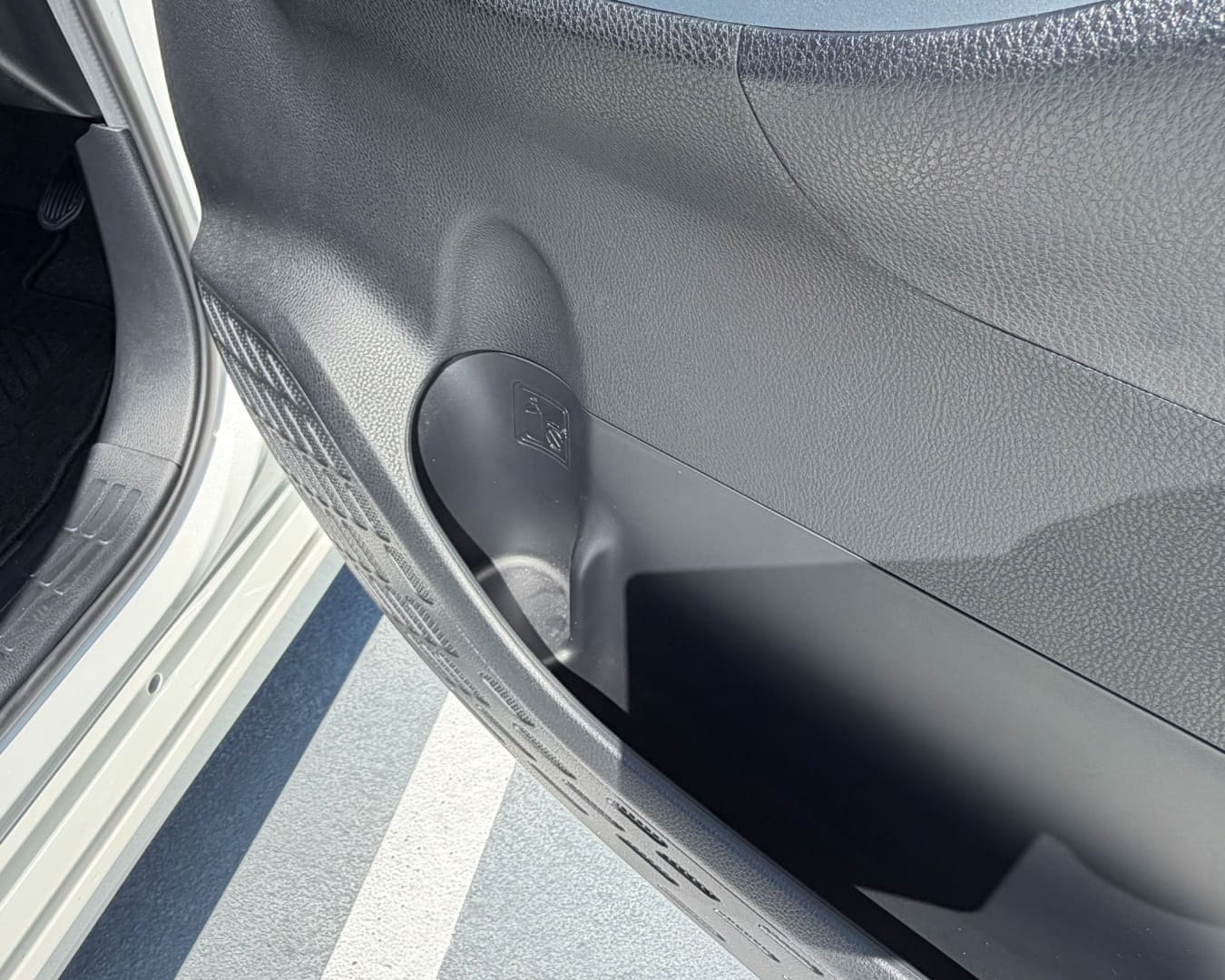 ヴォクシー 運転席側ドアポケット・ドリンクホルダー