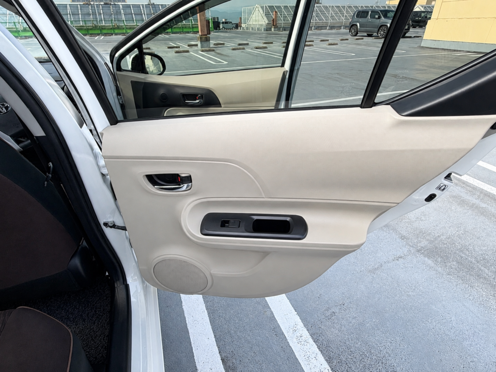 トヨタ アクアの後席ドア内側