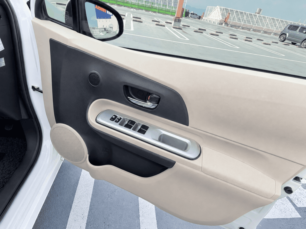 トヨタ アクアの運転席側ドアとパワーウインドウスイッチ