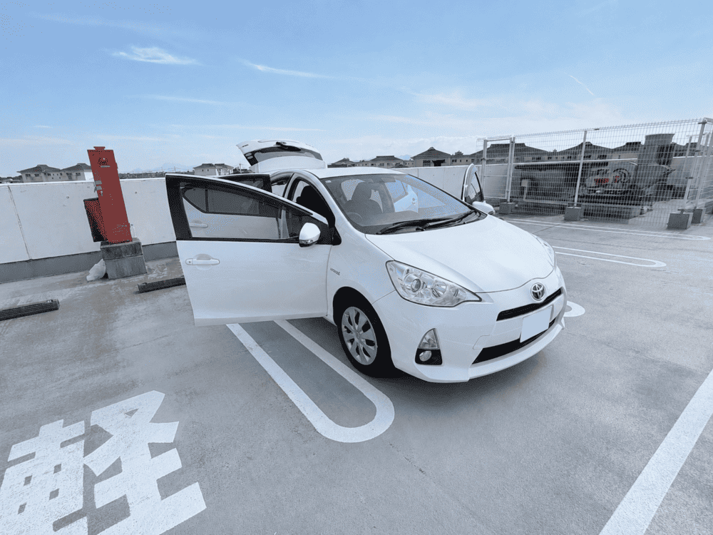 アクアの運転席ドアとバックドアを開けた状態