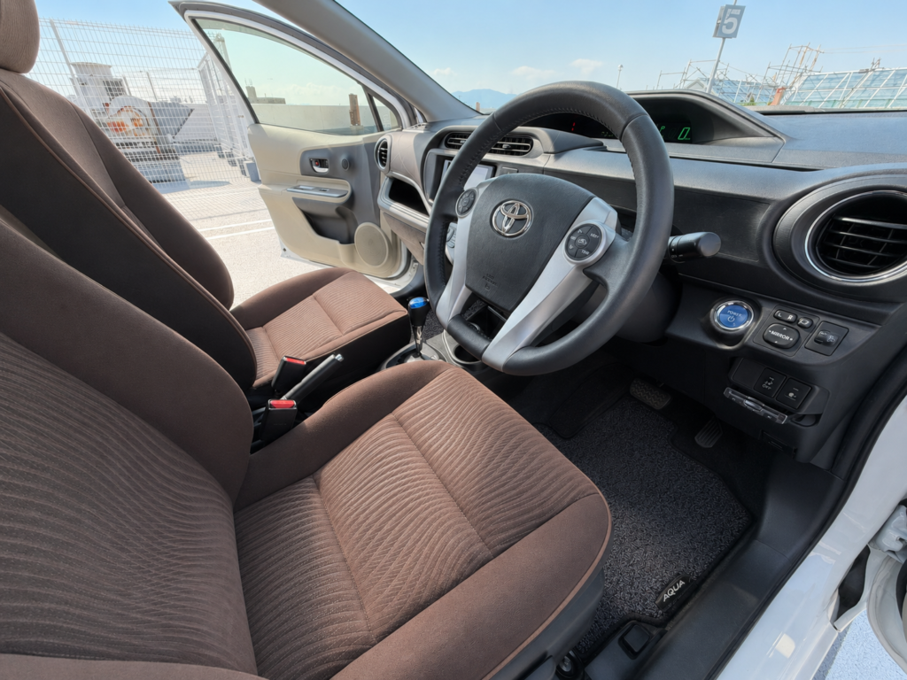 トヨタ アクアの運転席シートとハンドル